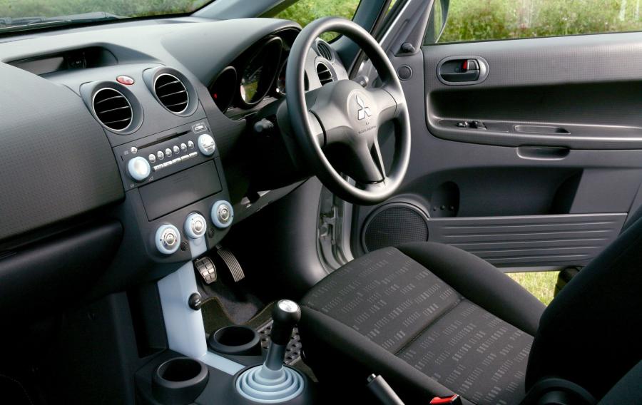  Mitsubishi Colt 3-Door 2004 года  (фото 40 из 55)